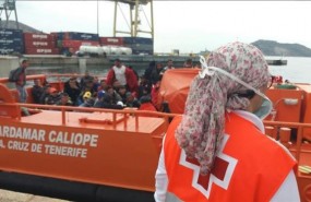ep una voluntariacruz roja duranterecepcionlos inmigrantescartagena