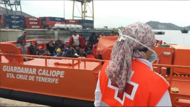 ep una voluntariacruz roja duranterecepcionlos inmigrantescartagena
