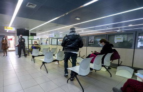 ep varias personas esperan a ser atendidas en la oficina de empleo de moratalaz