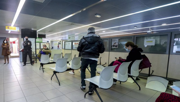 ep varias personas esperan a ser atendidas en la oficina de empleo de moratalaz
