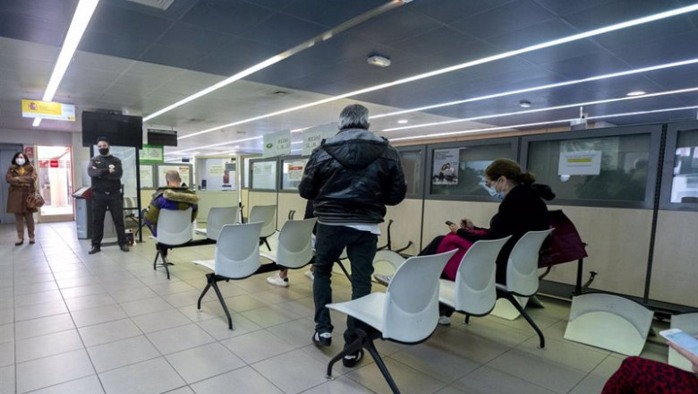 ep varias personas esperan a ser atendidas en la oficina de empleo de moratalaz