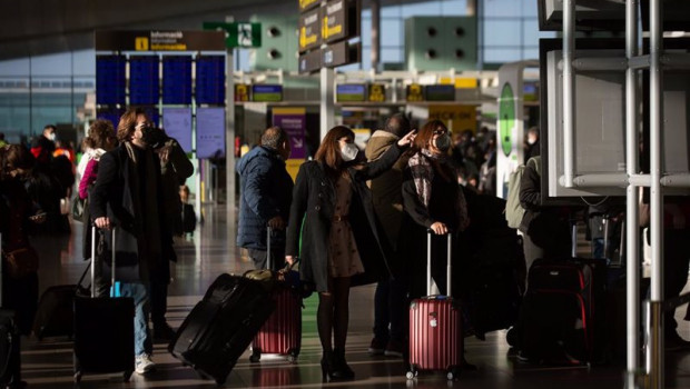ep varios pasajeros con maletas en el aeropuerto de el prat