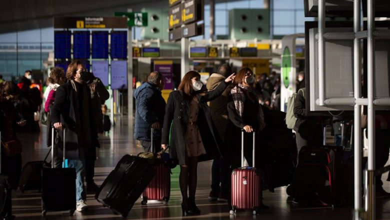 ep varios pasajeros con maletas en el aeropuerto de el prat ep varios pasajeros con maletas en el aeropuerto de el prat