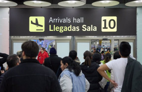 ep varios viajeros en el aeropuerto adolfo suarez madrid barajas