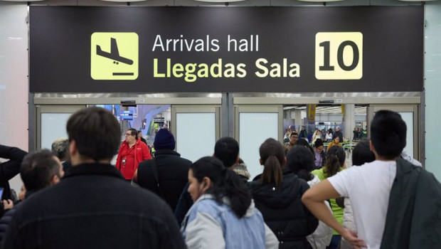 ep varios viajeros en el aeropuerto adolfo suarez madrid barajas
