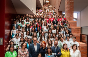 grupo de manana con sara garcia en el centro y autoridades