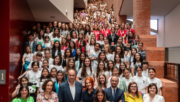 grupo de manana con sara garcia en el centro y autoridades