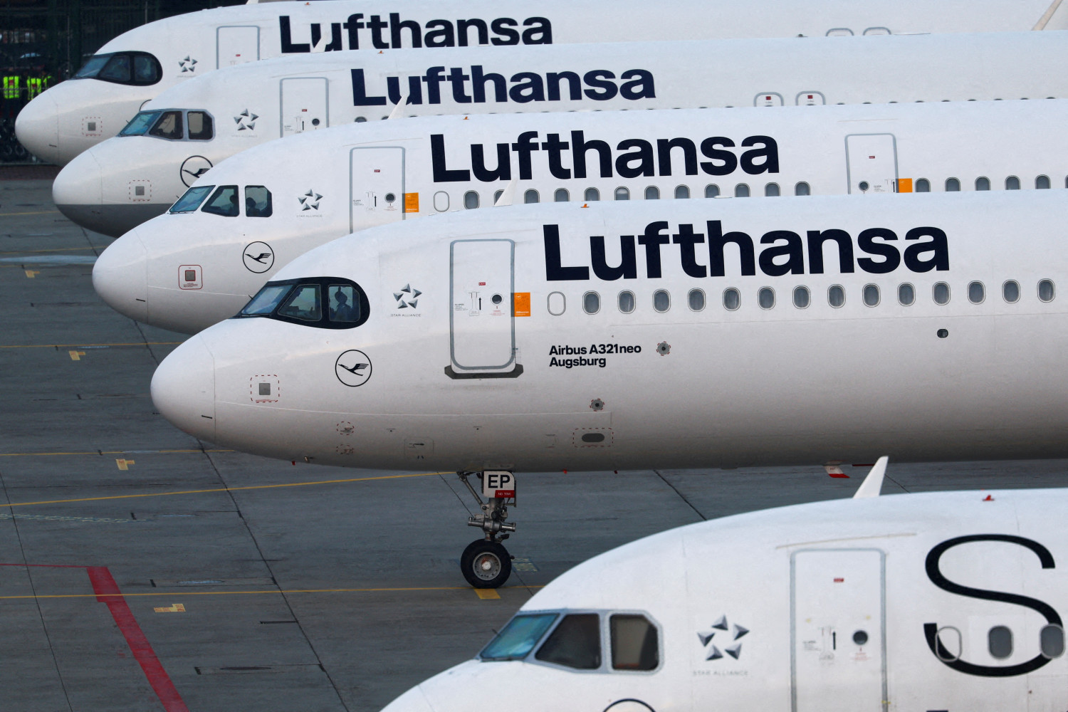 les avions de lufthansa stationnes a l aeroport de francfort 20241105182811 