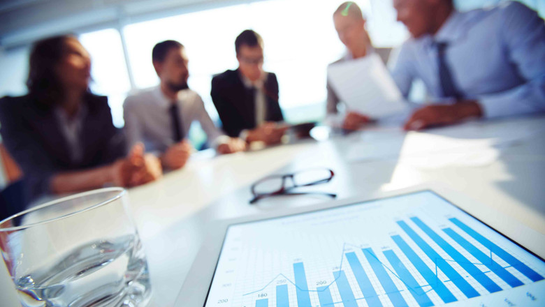 primer plano vaso agua tableta ejecutivos fondo 