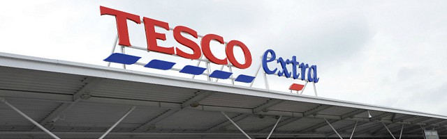 Tesco cae pese a cumplir expectativas en su primer trimestre fiscal