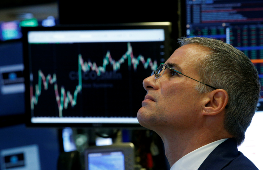 Reuters trader-observa-pantalla-wall-street