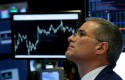 trader-observa-pantalla-wall-street trader-observa-pantalla-wall-street