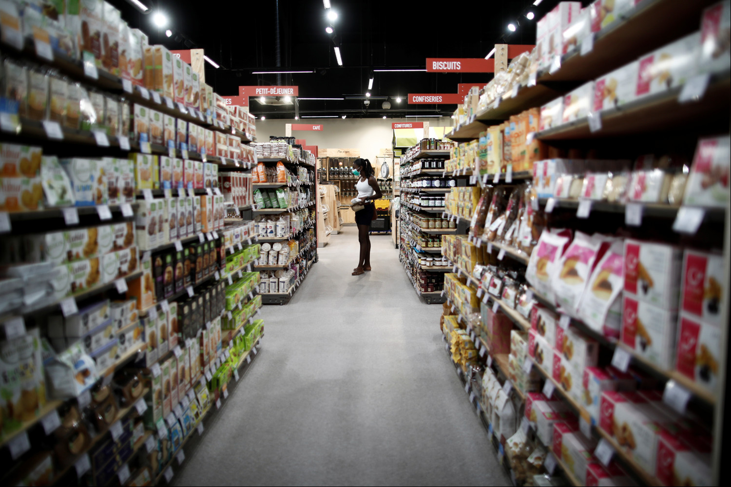 un client regarde les produits a l interieur d un magasin d alimentation naturalia exploite par le groupe casino 