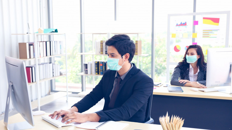 Profesionales trabajando en una oficina. 1602163645 retos oficinas nueva normalidad