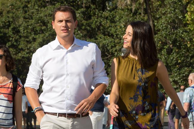 Albert Rivera e Inés Arrimmadas, en un acto en la Plaza de España de Sevilla | EUROPA PRESS ep albert rivera e ines arrimmadas enactola plazaespanasevilla