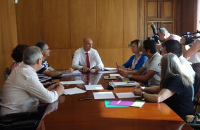 ep alcaldeleon jose antonio diez y miembrosla corporacionreunenrepresentantespodemos-equosu concejalconsistorio nicanor pastrana