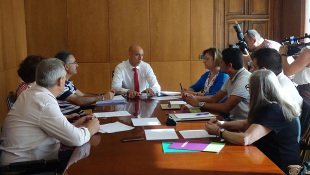 ep alcaldeleon jose antonio diez y miembrosla corporacionreunenrepresentantespodemos-equosu concejalconsistorio nicanor pastrana