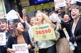 ep algunos de los agraciados con distintos premios de la loteria frente a la famosa administracion