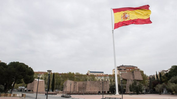 ep archivo   bandera de espana en la plaza de colon durante el primer dia del luto oficial por los