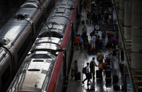 ep archivo   decenas de personas en un anden de la estacion puerta de atocha almudena grandes a 11