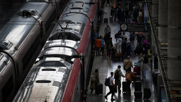 ep archivo   decenas de personas en un anden de la estacion puerta de atocha almudena grandes a 11