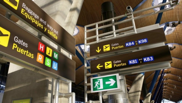 ep archivo   imagen de carteles en un aeropuerto