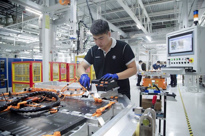 La actividad manufacturera y de servicios de China se contrae en marzo mientras resurge el Covid-19