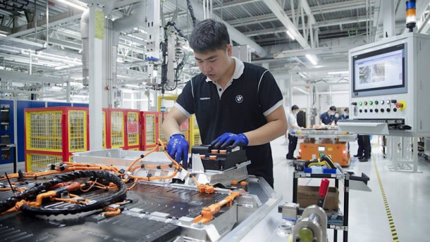 ep archivo   produccion de baterias para coches electricos en tiexi china