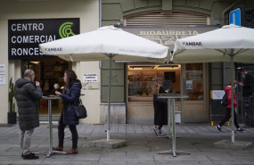 ep archivo   un hombre y una mujer en la terraza de un bar durante el primer dia de la desescalada