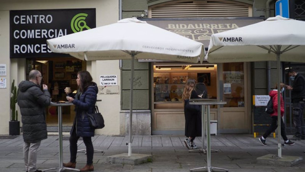 ep archivo   un hombre y una mujer en la terraza de un bar durante el primer dia de la desescalada