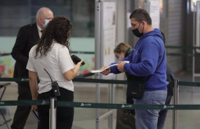 ep archivo   un pasajero pasa su billete por el control para acceder a un tren en la estacion de