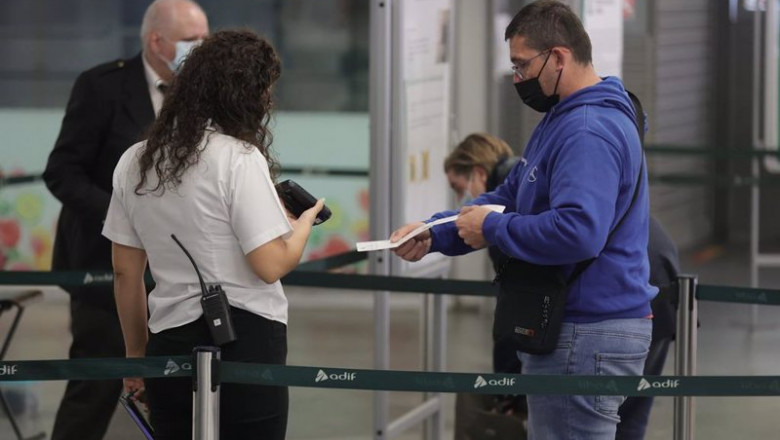 Archivo - Un pasajero pasa su billete por el control para acceder a un tren en la estación de Atocha | Eduardo Parra - Europa Press - Archivo ep archivo un pasajero pasa su billete por el control para acceder a un tren en la estacion de