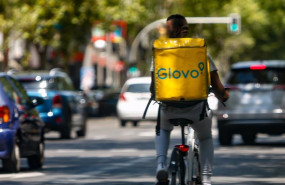 ep archivo   un rider de la compania de comida a domicilio glovo circula con su bicicleta por una