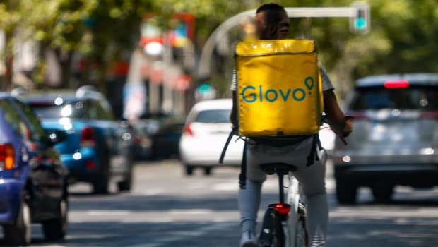 ep archivo   un rider de la compania de comida a domicilio glovo circula con su bicicleta por una