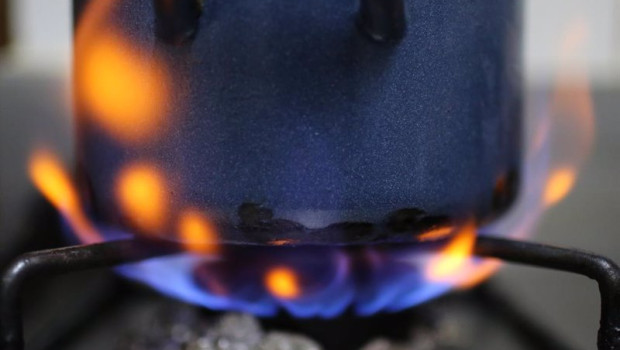 ep archivo   una olla es calentada sobre el fuego de una cocina de gas