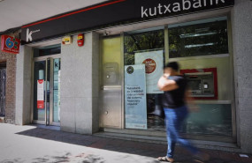 ep archivo   una persona pasa por el exterior de una sucursal de kutxabank