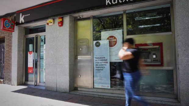 ep archivo   una persona pasa por el exterior de una sucursal de kutxabank