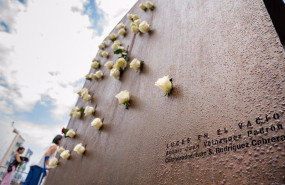 ep archivo   varias personas depositan flores en el monumento por las victimas durante la ofrenda