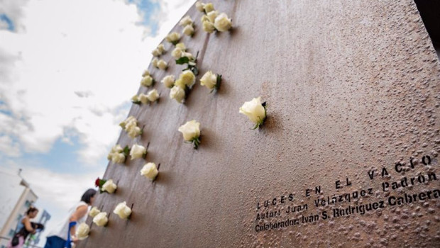 ep archivo   varias personas depositan flores en el monumento por las victimas durante la ofrenda