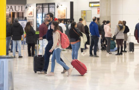 ep archivo   varias personas en el aeropuerto adolfo suarez madrid barajas a 5 de enero de 2024 en