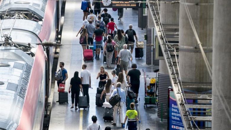 Archivo - Varias personas uno de los andenes de la estación de Atocha-Almudena Grandes, a 11 de agosto de 2023, en Madrid (España). | A. Pérez Meca - Europa Press - Archivo ep archivo varias personas uno de los andenes de la estacion de atocha almudena grandes a 11 de