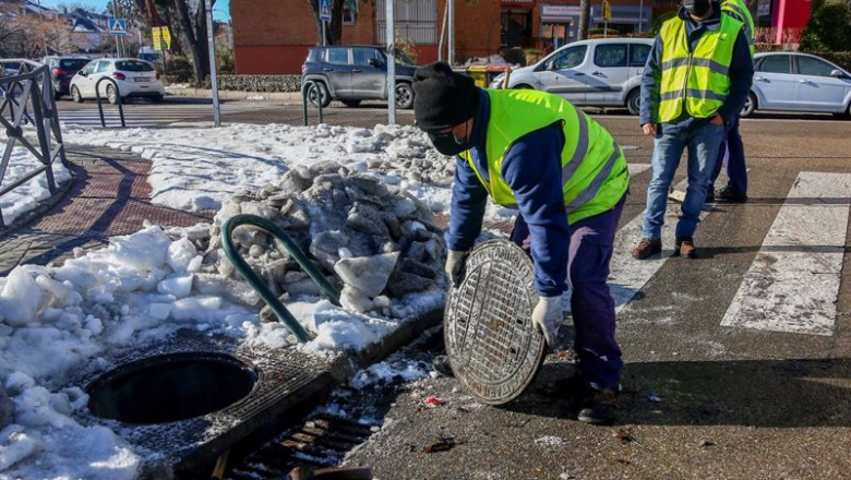 Archivo - Varios operarios limpian la nieve del alcantarillado | Ricardo Rubio - Europa Press - Archivo ep archivo varios operarios limpian la nieve del alcantarillado