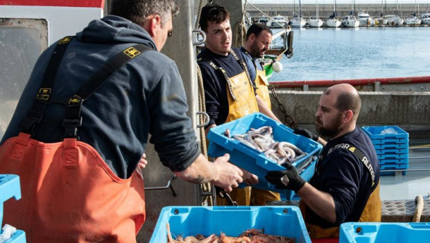 ep archivo   varios pescadores recogen la pesca del dia a 10 de marzo de 2026 en palamos girona