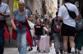 ep archivo   varios turistas en el centro de barcelona a 17 de septiembre de 2024 en barcelona