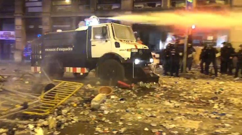 ep camion con canon de agua de los mossos desquadra
