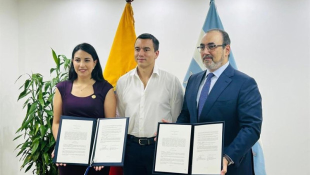 ep de izquierda a derecha la ministra de economia y finanzas sariha moya el presidente de ecuador ep de izquierda a derecha la ministra de economia y finanzas sariha moya el presidente de ecuador