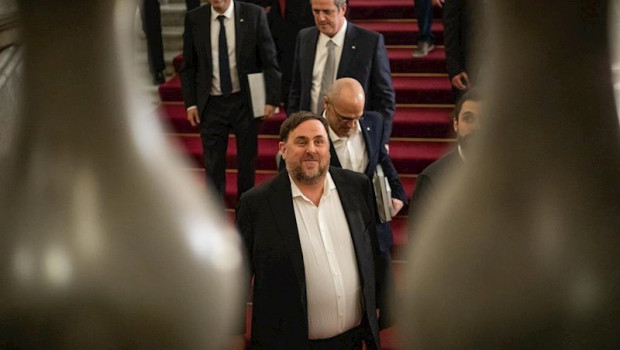 ep el exvicepresident de la generalitat oriol junqueras baja las escaleras del parlament tras las