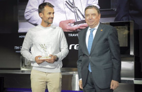 ep el ministro de agricultura luis planas entrega al cocinero borja marrero muxgo el premio defensa ep el ministro de agricultura luis planas entrega al cocinero borja marrero muxgo el premio defensa