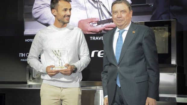 ep el ministro de agricultura luis planas entrega al cocinero borja marrero muxgo el premio defensa