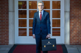 ep el ministro de hacienda arcadi espana a su llegada al palacio de la moncloa a 31 de marzo de 2026